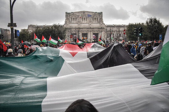 In migliaia al corteo pro Palestina a Milano
