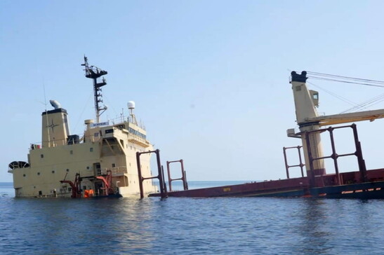 La Rubymar alla deriva nel Mar Rosso dopo essere stata colpita da un missile sparato dagli houthi