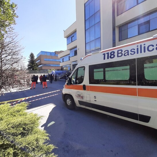 Un bus con 40 studenti finisce fuori strada, un ferito
