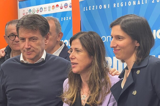 Alessandra Todde festeggia con Conte e Schlein la vittoria delle elezioni regionali