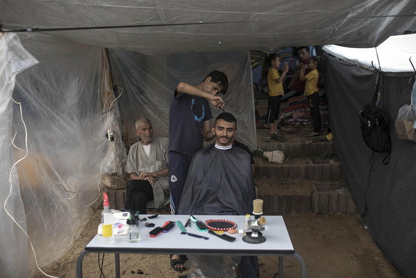 Displaced Palestinians take refuge in tent complex in Khan Yunis © ANSA/EPA