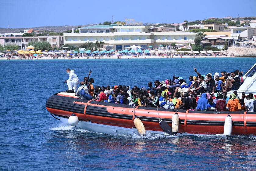 Migranti: caos a Lampedusa per trasferimenti - RIPRODUZIONE RISERVATA