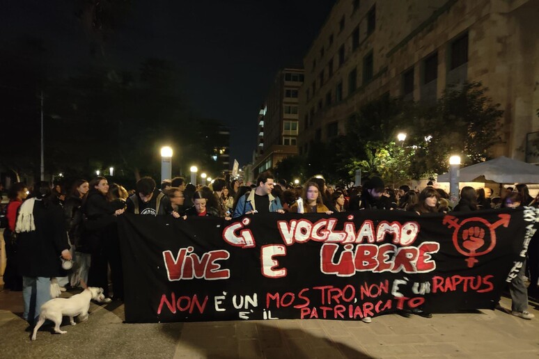 A Bari studenti fanno rumore contro la violenza sulle donne - RIPRODUZIONE RISERVATA