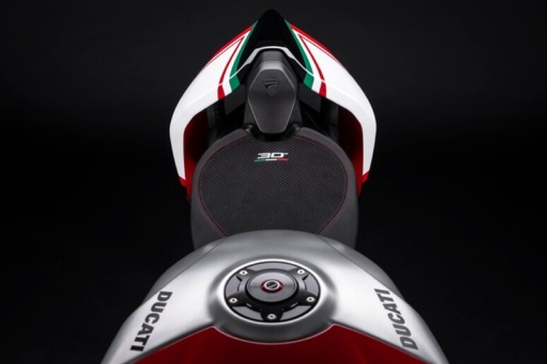 Ducati celebra la 916 con Panigale V4 Sp2 30° Anniversario - RIPRODUZIONE RISERVATA