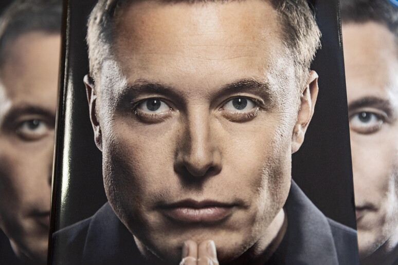 La copertina del libro di Walter Isaacson su Elon Musk © ANSA/EPA