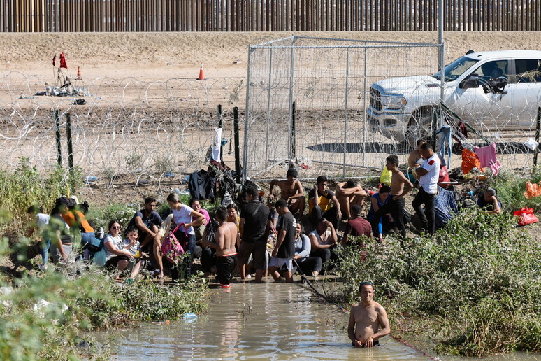 Migranti affrontano il Rio Grande in piena per entrae negli Stati Uniti